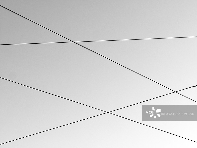 灰色天空下的高架电线特写。阳光。比利时布鲁塞尔。图片素材