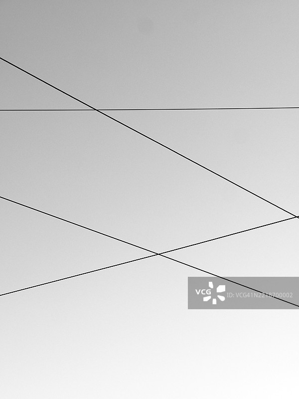 灰色天空下的高架电线。阳光。比利时布鲁塞尔。黑白。4:3格式图片素材