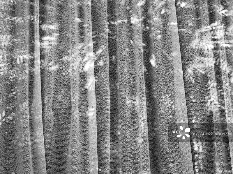 窗后波浪形窗帘反射阳光和阴影（抽象）。黑白。全画幅 4:3。比利时布鲁塞尔。图片素材