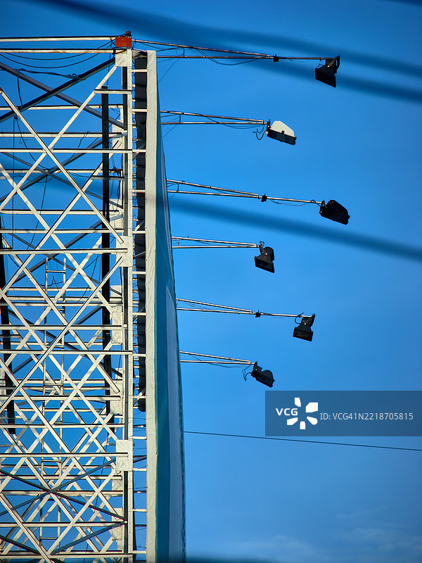 低角度特写展示了一块大型广告牌，背景是晴朗的蓝天。图片素材