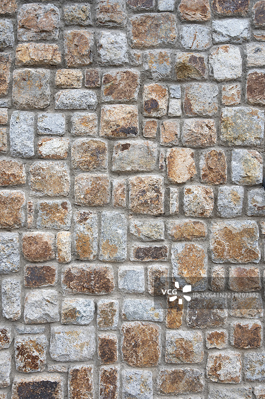 由灰色和棕色石块构成的墙壁图片素材