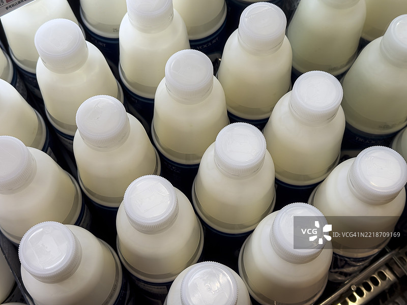 货架上的包装牛奶瓶图片素材