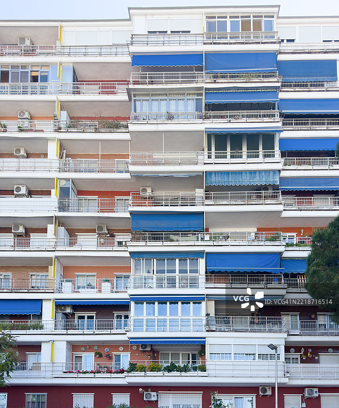 一栋带阳台的老公寓楼 - 受欢迎的城市规划图片素材
