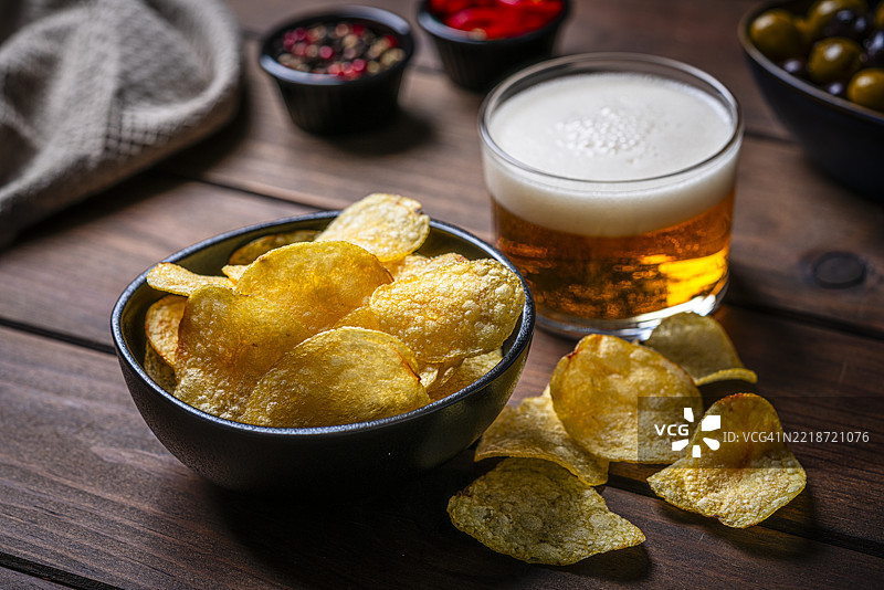 薯片和啤酒杯图片素材