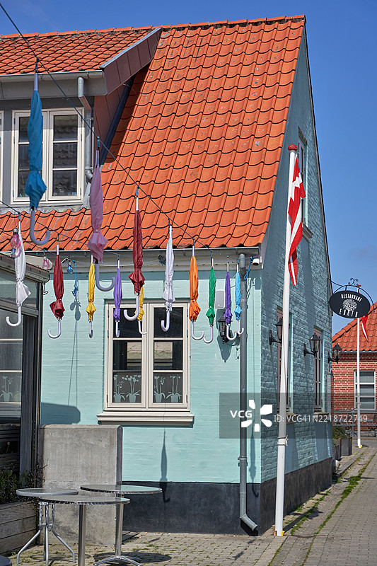丹麦马斯塔尔镇的市中心悬挂着许多五彩缤纷的雨伞，位于波罗的海的厄尔岛上。图片素材