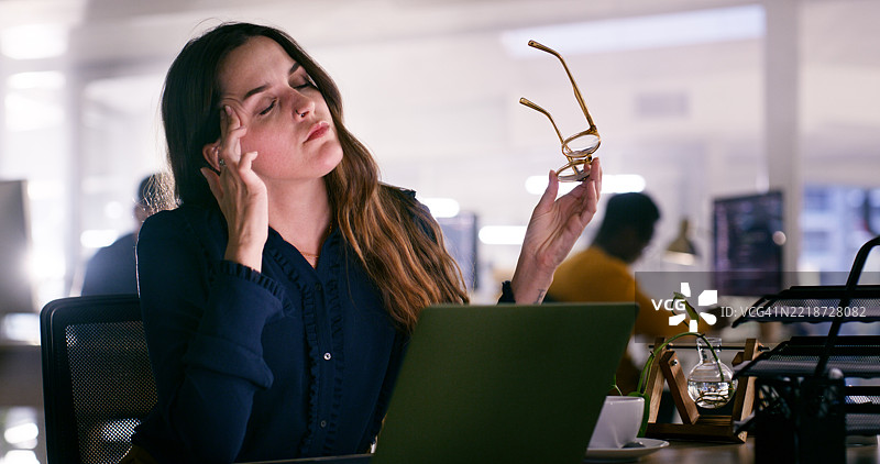 现代办公室中面临电脑屏幕疲劳的女商人图片素材