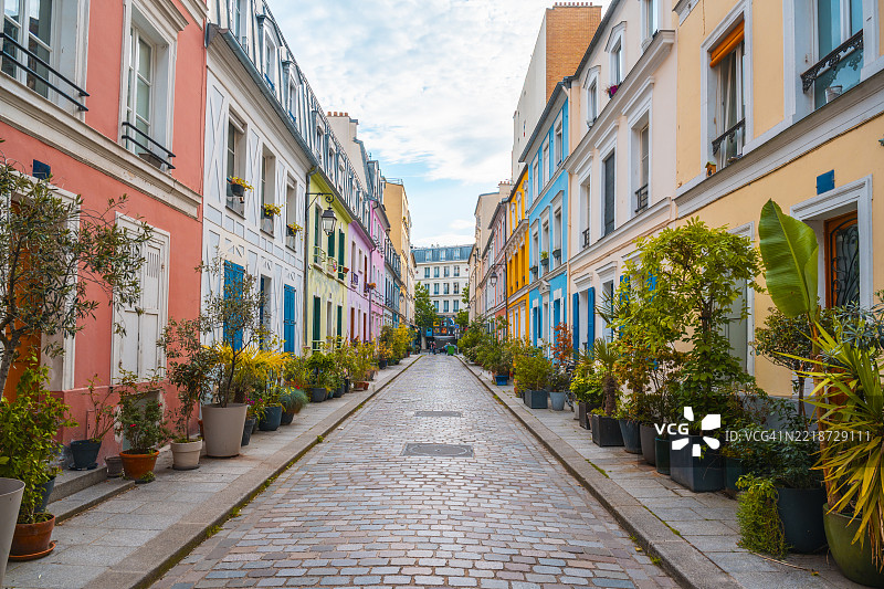 色彩斑斓的住宅街道，迷人的建筑，法国巴黎。图片素材