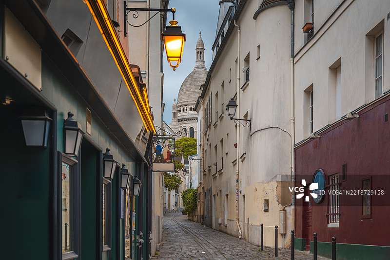 迷人的巴黎蒙马特石板街。图片素材