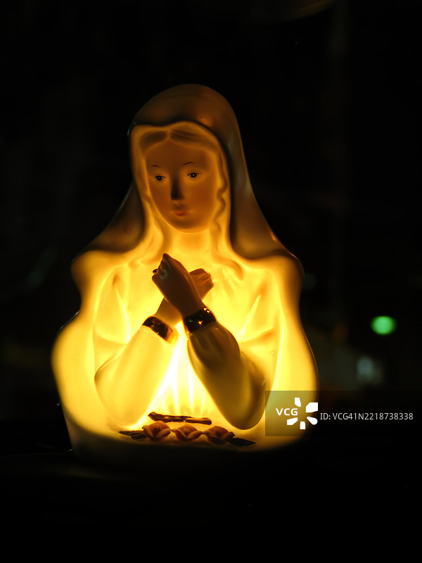 圣母玛利亚的瓷器雕像。图片素材