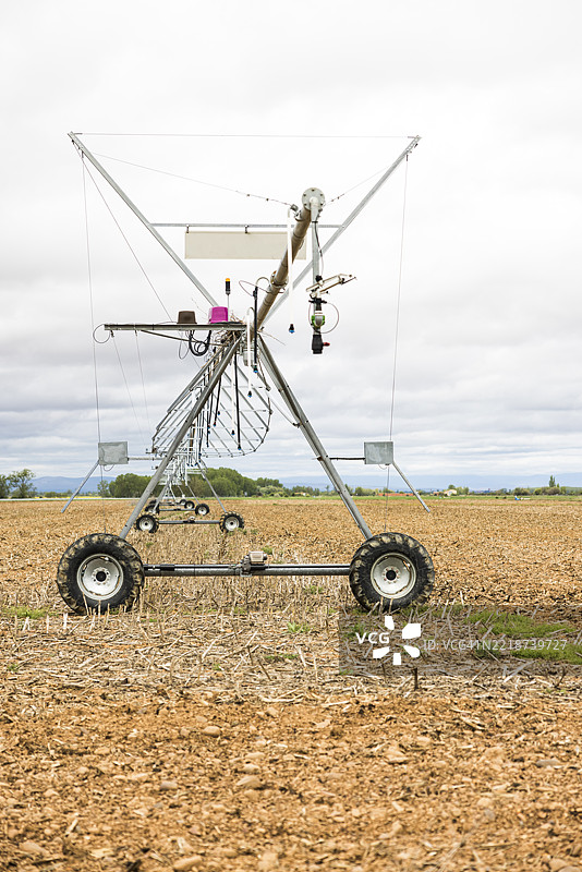 收割后的农村 farmland 中的中心枢轴灌溉系统。农业灌溉系统，现代农业，农村景观，水资源管理，收割的田地，可持续发展。图片素材