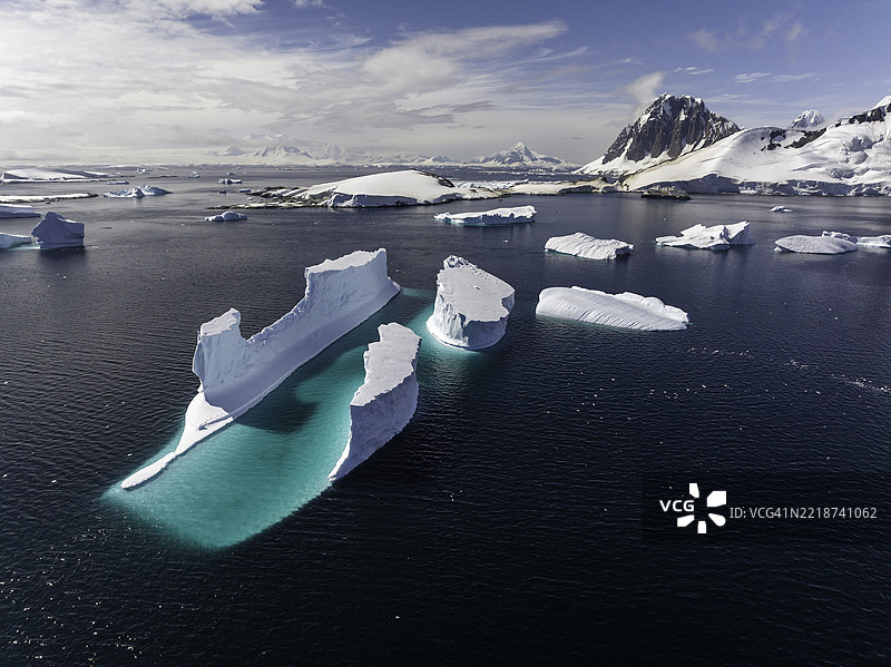 大型冰山和南极景观的鸟瞰图。图片素材