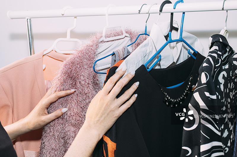 女性在网上出售二手衣物，挑选服装图片素材