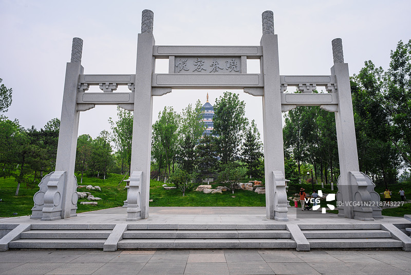 公园环境中的古代中国建筑图片素材