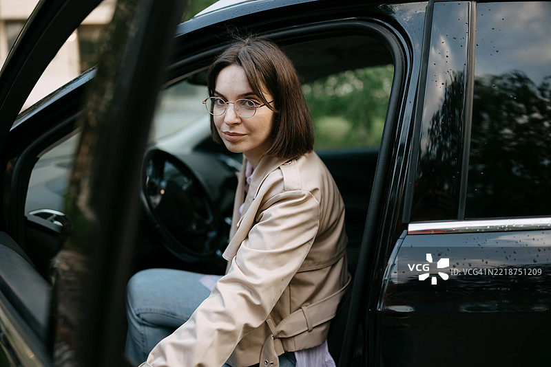 女人正在开车图片素材