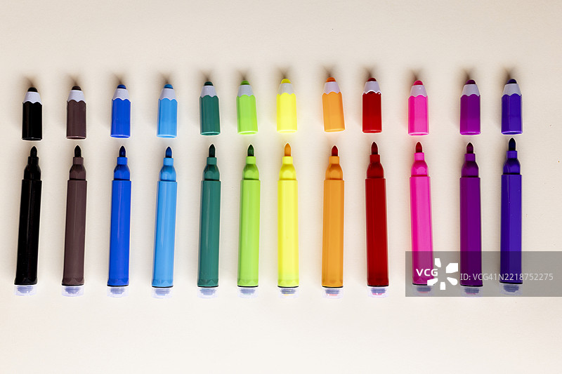 五颜六色的铅笔形记号笔排列在白色背景上图片素材