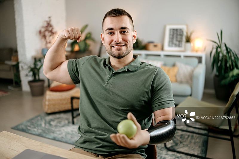 一位拥有假手的男性肖像图片素材