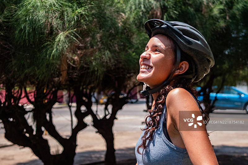 年轻的女骑自行车者在公园中沉思图片素材