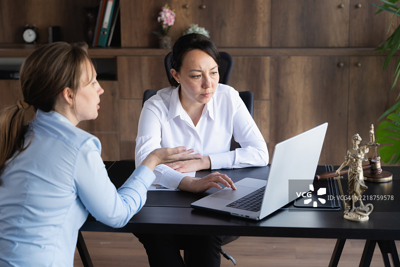 女性法律顾问律师在办公室帮助客户解决法律问题图片素材