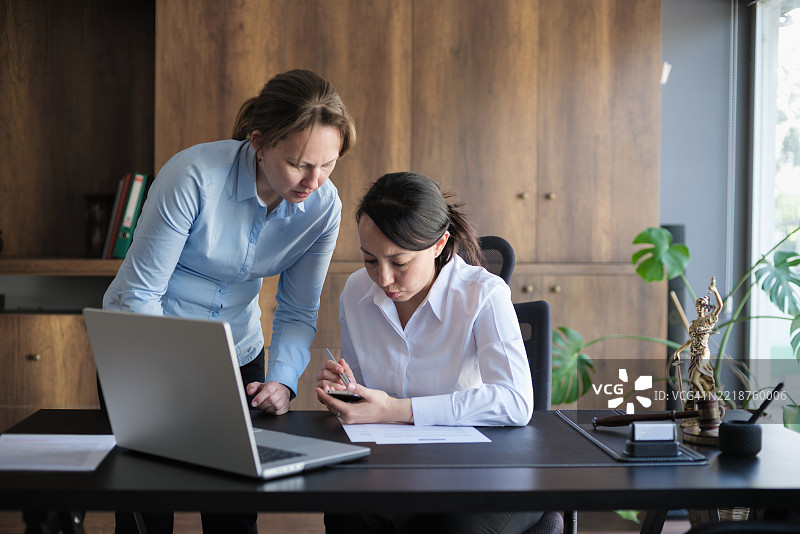 女性法律顾问律师在办公室帮助客户解决法律问题图片素材