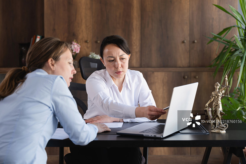 女性法律顾问律师在办公室帮助客户解决法律问题图片素材
