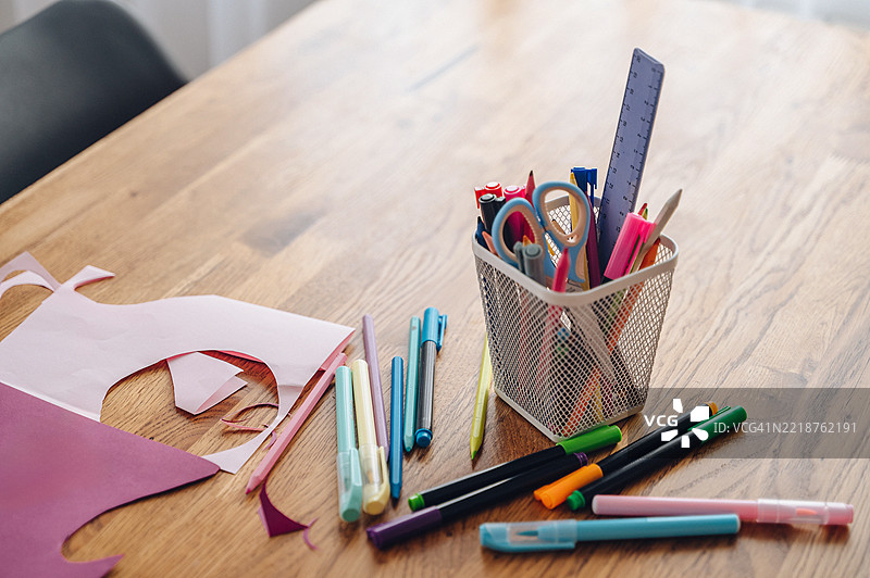 女孩在母亲的贺卡上签名，温柔的爱与关怀时刻图片素材