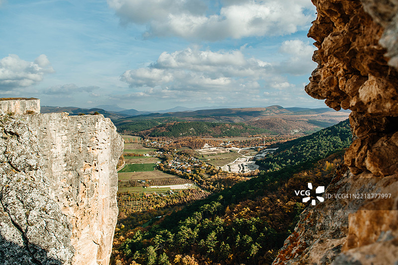 高山背景下的美丽秋季树木。图片素材
