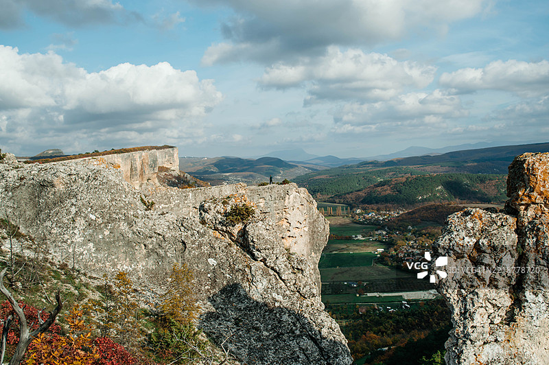 美丽的秋天树木在高山的背景中。图片素材
