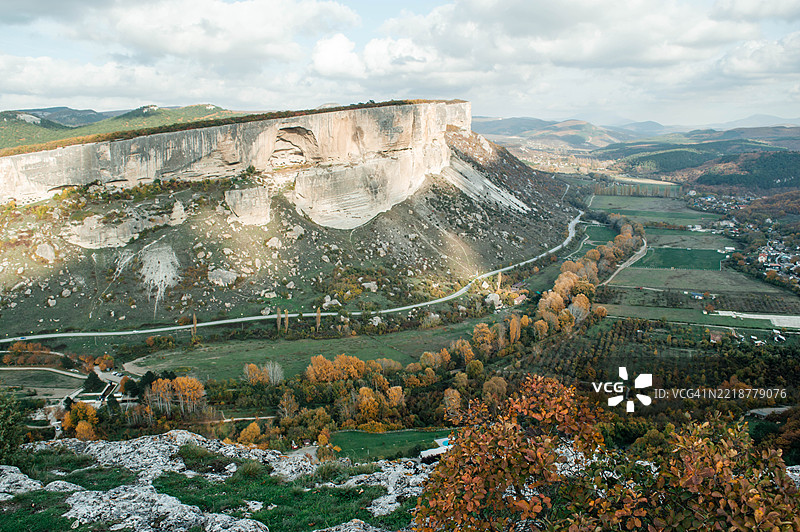 美丽的秋天树木在高山的背景中。图片素材
