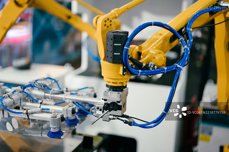 计算机机器人线圈绕制机在高速生产中运行，机器人手臂和机械运动经过优化以实现自动化。图片素材