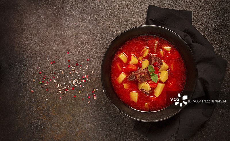 肉类炖菜，配土豆和胡萝卜，甜椒，传统匈牙利汤，自制，无人。图片素材