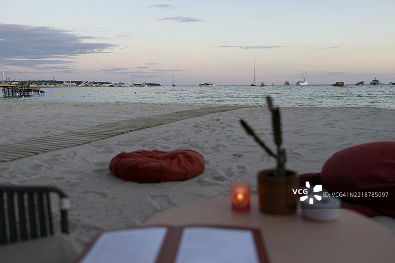 法国戛纳 - 2024年5月23日：在第78届戛纳国际电影节期间，克鲁瓦塞特大道的海滩上充满魅力。电影节将于2025年5月13日至24日举行。图片素材