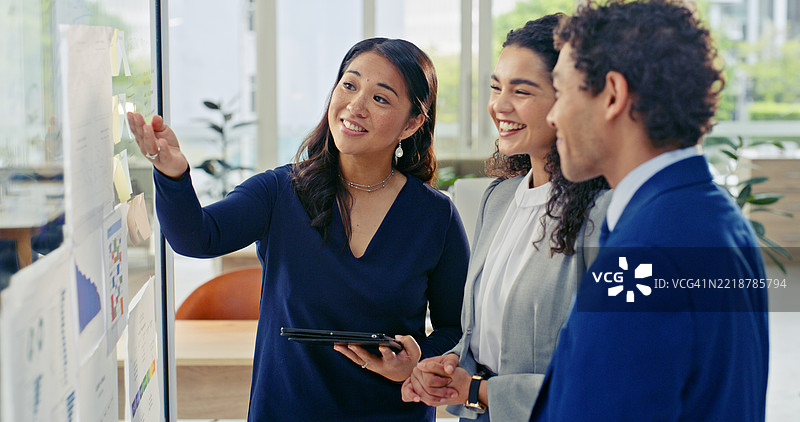 现代办公室环境中的团队协作商务会议图片素材