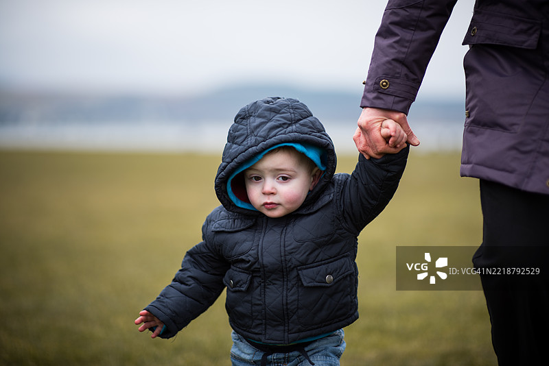 与祖母牵手图片素材