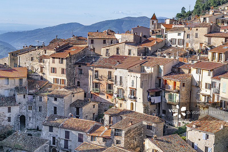 中世纪山村佩伊尔的景观,石屋、陶瓦屋顶和教堂俯瞰着阿尔卑斯-海岸-阿尔卑斯大区的佩永谷,法国,欧洲图片素材