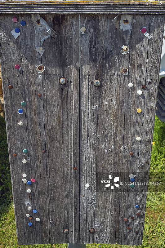 带有彩色图钉的木制公告板，德国巴伐利亚州施瓦本地区的阿尔高图片素材