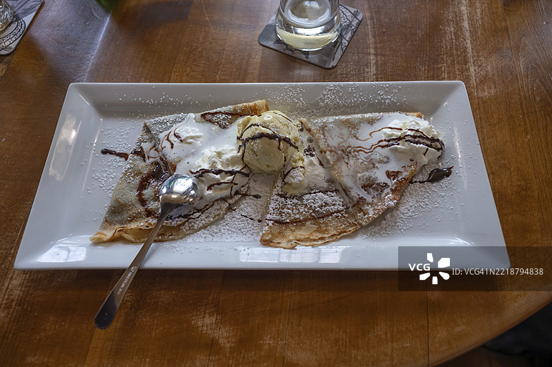在德国巴伐利亚的一家酒吧里，供应香草冰淇淋的煎饼图片素材