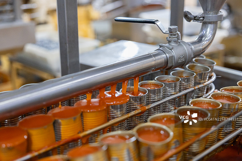 罐头食品生产时酱汁溢出图片素材