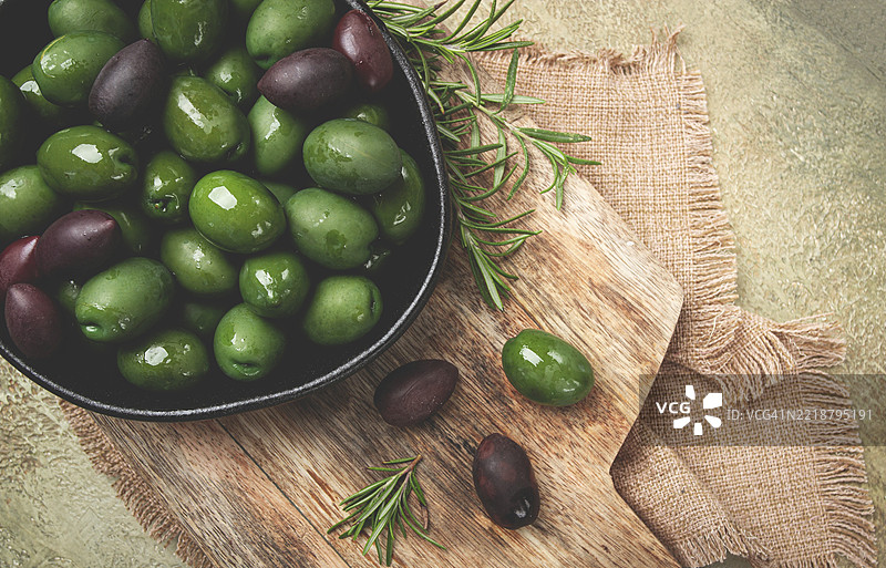 查尔基迪基橄榄，经典希腊绿橄榄，放在切菜板上的碗里，俯视图，无人。图片素材