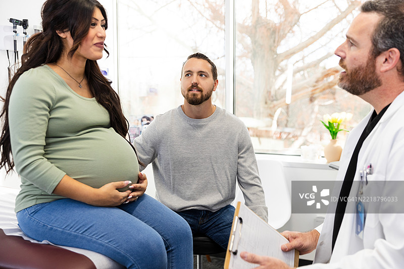 孕妇夫妇在办公室咨询医生图片素材