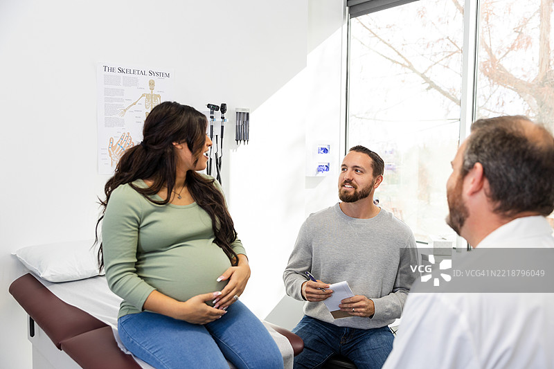 孕妇夫妇在产前检查期间咨询医生图片素材