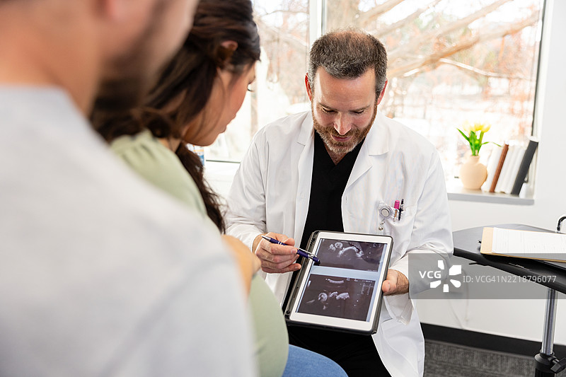 医生向准父母展示超声波图像图片素材