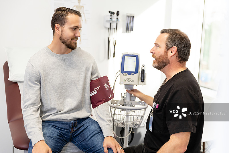 医生与患者在诊所讨论医疗问题图片素材