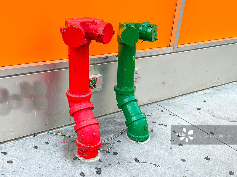 纽约人行道上的红色立管和绿色喷头连接器图片素材