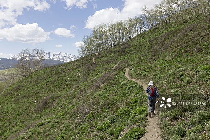 年长女性徒步旅行图片素材