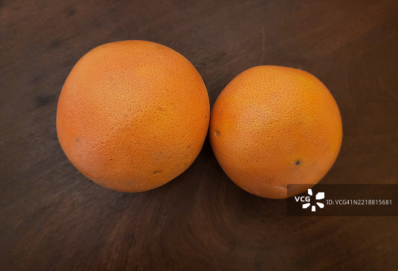 两个粉红色的葡萄柚图片素材