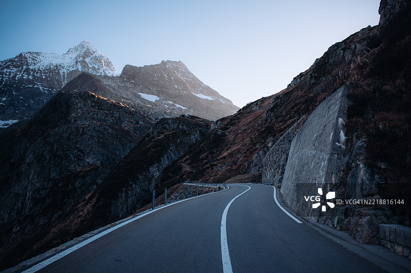 蜿蜒的道路与阿尔卑斯山景 – 苏斯滕山口探险图片素材