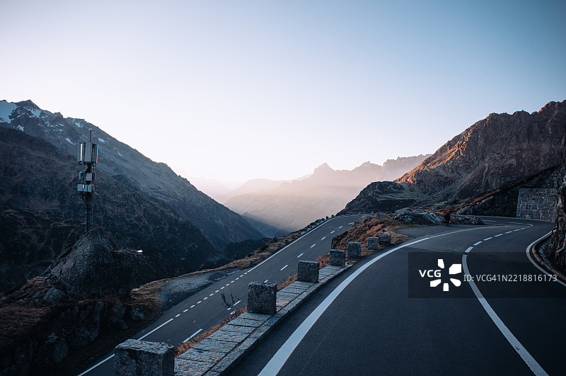 蜿蜒的道路与阿尔卑斯山景 – 苏斯滕山口探险图片素材