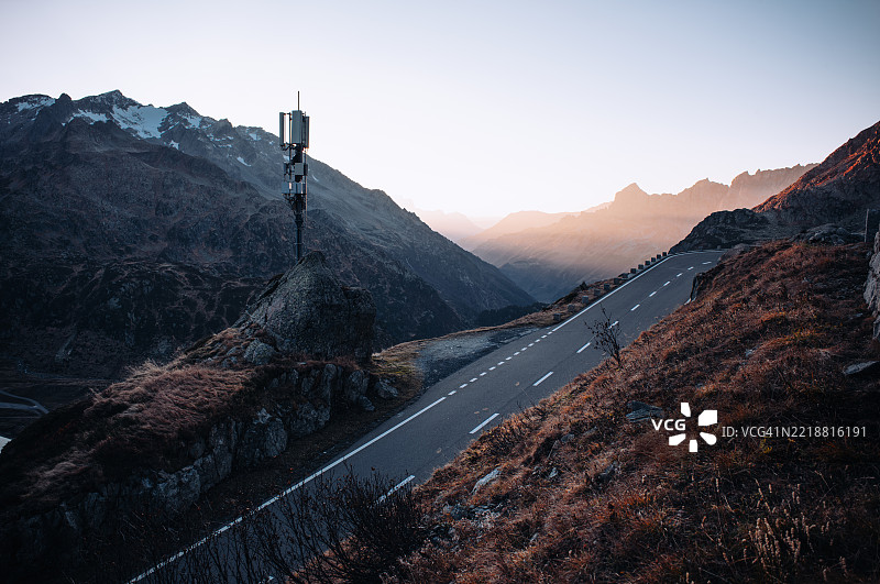 蜿蜒的道路与阿尔卑斯山景 – 苏斯滕山口探险图片素材