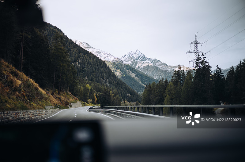 蜿蜒的道路与阿尔卑斯山景 – 苏斯滕山口冒险图片素材