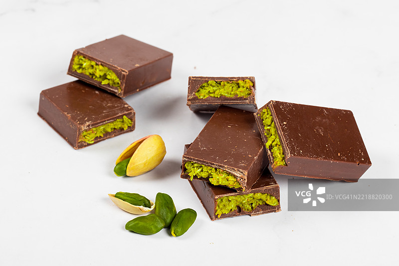 迪拜巧克力配脆皮卡塔菲面团和翡翠开心果酱。特写镜头图片素材